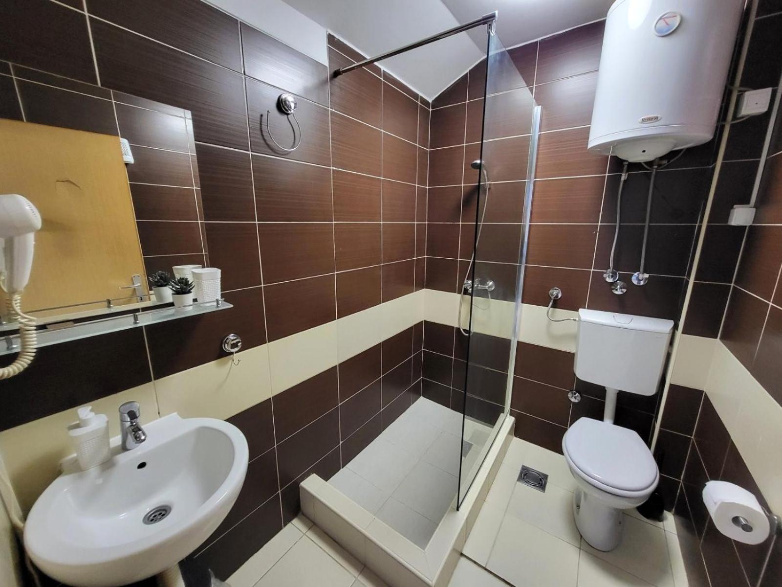 Guesthouse Ozegovic เบลเกรด ภายนอก รูปภาพ