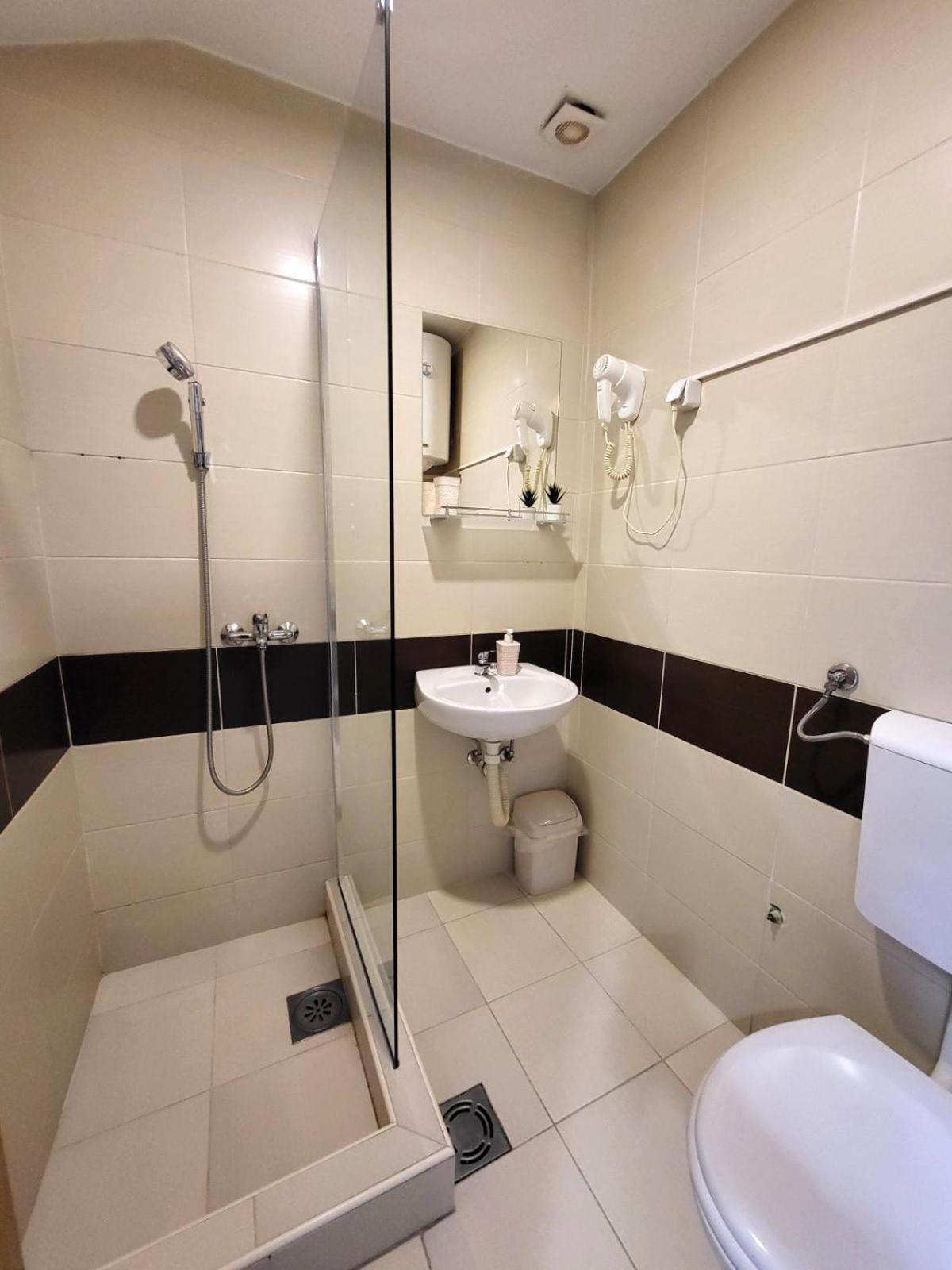 Guesthouse Ozegovic เบลเกรด ภายนอก รูปภาพ